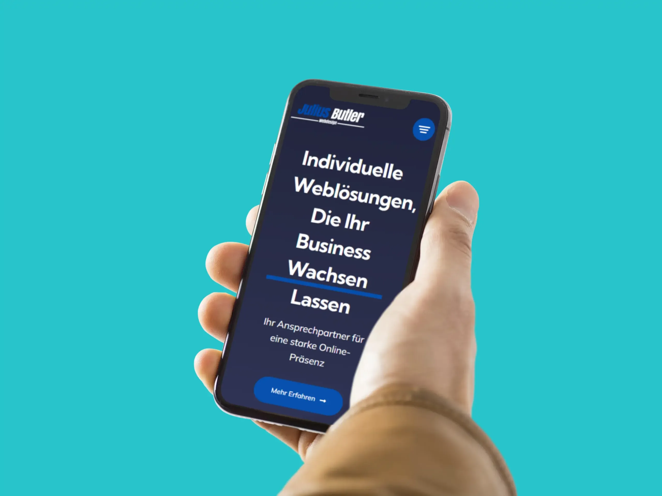 mockup-iphone Person hält Smartphone in der Hand auf dem die Website von Julius Butler geöffnet ist.